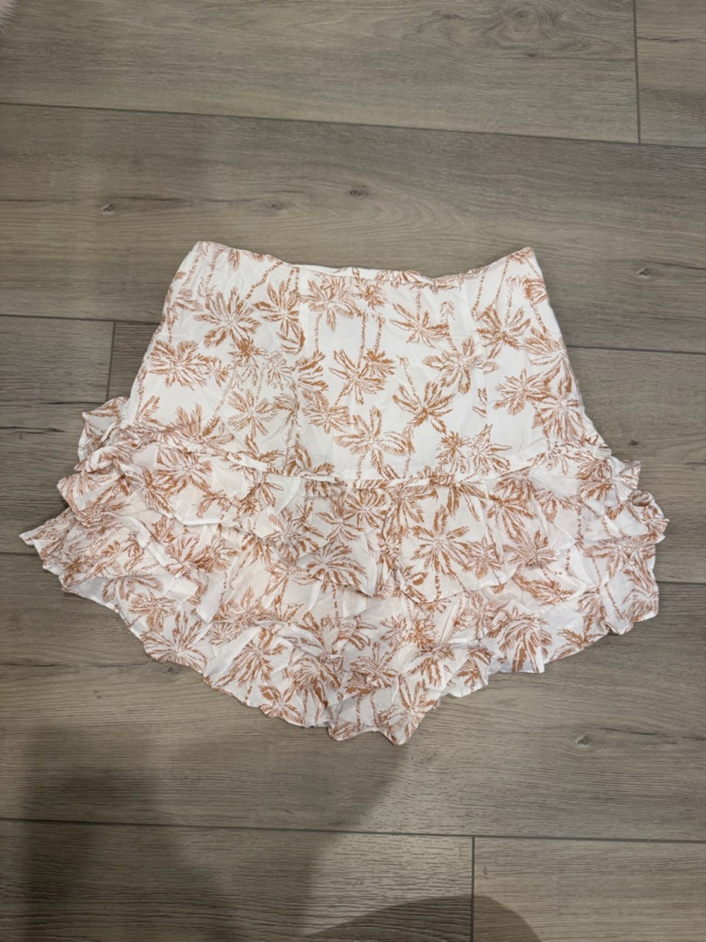 1.STATE Floral Print Shorts - Cream & Tan